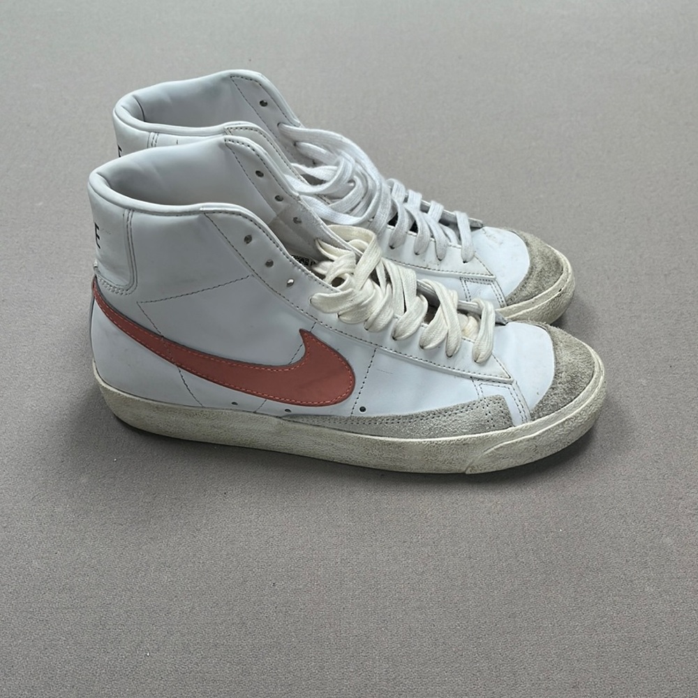 Nike blazers Pink swoosh. Size US 9